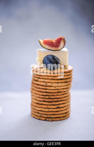 Les craquelins avec du fromage et raisin fig wedge Banque D'Images