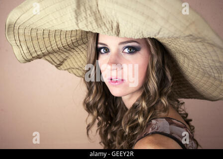 Belle jeune femme portant grand chapeau de soleil Banque D'Images