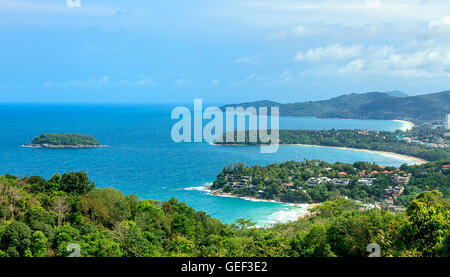 L'océan turquoise et le littoral sablonneux de high view point. Les plages de Karon et Kata, Phuket, Thailand Banque D'Images