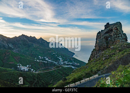Après le coucher du soleil sur l'almaciga village à flanc de montagnes d'Anaga, Tenerife, Canaries, Espagne Banque D'Images