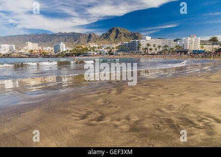 Foule de gens de la baignade et du farniente sur la plage pittoresque de Playa de Troya. Banque D'Images