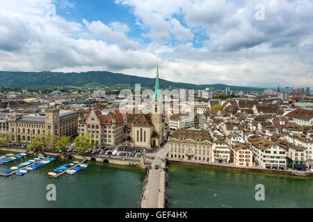 Vue aérienne de la vieille ville de Zurich le long de la rivière Limmat, Zurich, Suisse. Banque D'Images