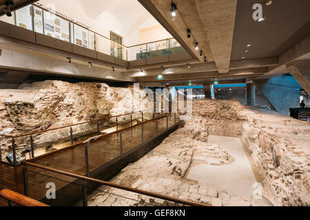 Vilnius, Lituanie - Juillet 9, 2016 : Hall d'exposition de ruines médiévales du palais des Grands-ducs de Lituanie, Musée National Banque D'Images