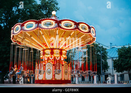 Gomel, Bélarus - Juillet 17, 2016 : Le carrousel lumineux Merry-Go-Round Calypso avec certains enfants, il est prêt à démarrer. Somme Banque D'Images