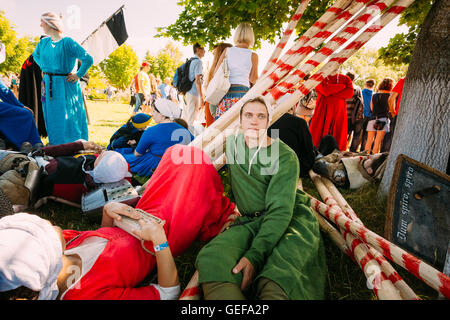 Dudutki, Bélarus - 19 juillet, 2014 : Les participants du festival de la culture médiévale se reposant dans l'arbre de l'ombre Banque D'Images