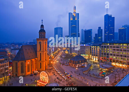 Géographie / voyage, Allemagne, Hesse, Frankfurt am Main, St Katherine' s, l'Église Katharinenkirche, et le centre-ville de Francfort, au crépuscule, en No-Exclusive-Utilisation Banque D'Images