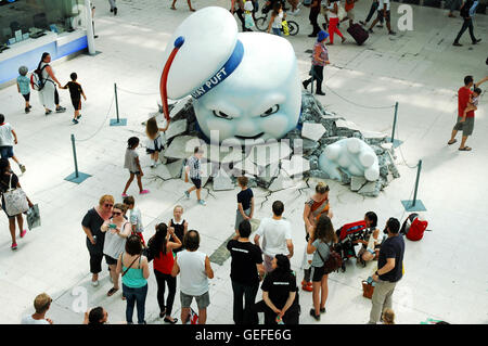 London UK 23 Juillet 2016 Un géant Bibendum Chamallow apparition dans la gare de Waterloo pour promouvoir le dernier film Ghostbusters. Banque D'Images