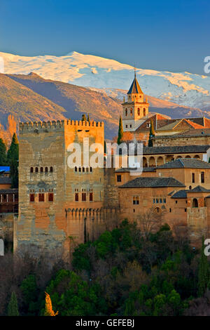 Géographie / voyages, Espagne, Andalousie, Grenade, l'Alhambra (Alhambra) une citadelle mauresque et palace (désignée site du patrimoine mondial de l'UNESCO en 1984), backdropped par la Sierra Nevada enneigée vu du Mirador de San Nicolas dans le quartier de l'Albayzin au coucher du soleil, ville de Grenade, Province de Grenade, Andalousie (Andalousie), utilisez-No-Exclusive Banque D'Images