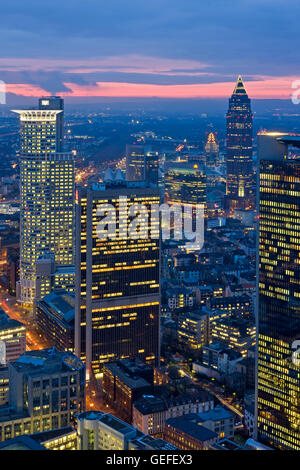 Géographie / voyage, Allemagne, Hesse, Frankfurt am Main, Coucher de soleil sur la Messeturm et Westendstrasse 1 gratte-ciel et la ville de Frankfurt am Main, utilisez-No-Exclusive Banque D'Images