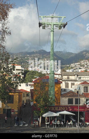 O Teleférico do Funchal ou do Monte. Superbe vue du téléphérique passant jusqu'à la montagne de la ville de Funchal, Madère Banque D'Images