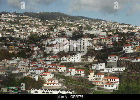 O Teleférico do Funchal ou do Monte. Superbe vue du téléphérique passant jusqu'à la montagne de la ville de Funchal, Madère Banque D'Images