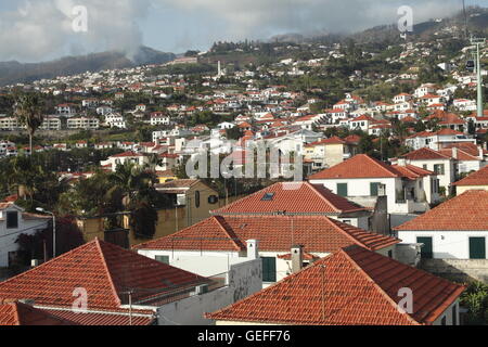 O Teleférico do Funchal ou do Monte. Superbe vue du téléphérique passant jusqu'à la montagne de la ville de Funchal, Madère Banque D'Images