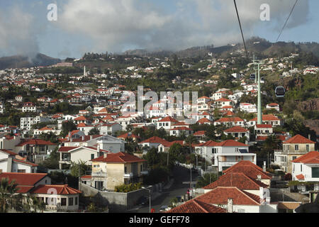 O Teleférico do Funchal ou do Monte. Superbe vue du téléphérique passant jusqu'à la montagne de la ville de Funchal, Madère Banque D'Images