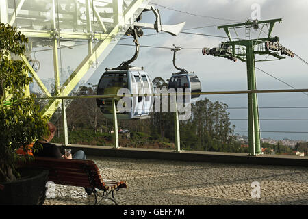 O Teleférico do Funchal ou do Monte. Superbe vue du téléphérique passant jusqu'à la montagne de la ville de Funchal, Madère Banque D'Images