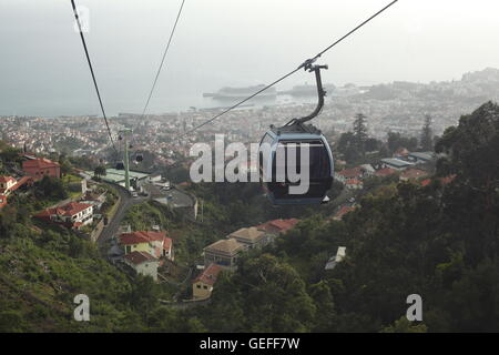 O Teleférico do Funchal ou do Monte. Superbe vue du téléphérique passant jusqu'à la montagne de la ville de Funchal, Madère Banque D'Images