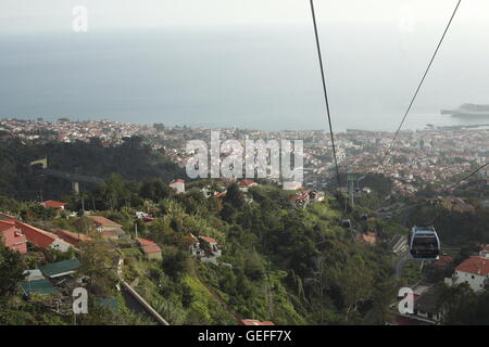 O Teleférico do Funchal ou do Monte. Superbe vue du téléphérique passant jusqu'à la montagne de la ville de Funchal, Madère Banque D'Images