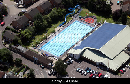 Vue aérienne du centre de loisirs de plein air et Banbury lido piscine, Oxfordshire, UK Banque D'Images