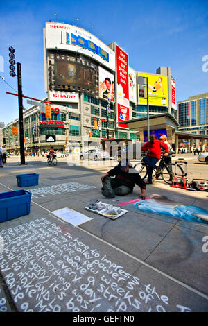 Géographie, voyage, Canada, Ontario, Toronto, l'Homme le dessin avec la craie sur trottoir au centre-ville de Toronto (Ontario), Banque D'Images