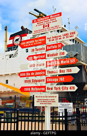 Géographie,travel,Canada,Ontario,St Catharines,Sign post pointant vers différentes destinations à travers monde St Catharines Banque D'Images