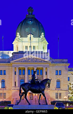 Géographie, voyage, Canada, Saskatchewan, Regina,statue équestre la reine Elizabeth II par backdropped dans l'Édifice Législatif Banque D'Images