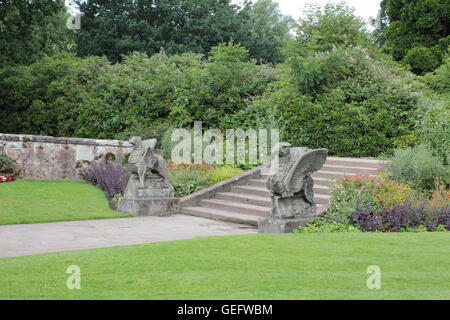 Griffin gardant les marches de pierre à Coombe Abbey Banque D'Images