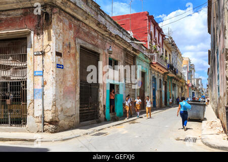 Scène de rue de La Havane - l'école les enfants et les gens marcher dans une rue de La Habana Vieja, Cuba Banque D'Images