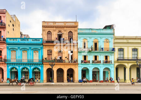 Scène de rue à La Havane - voitures et maisons aux couleurs vives dans le Paseo de Marti, La Vieille Havane, Cuba Banque D'Images