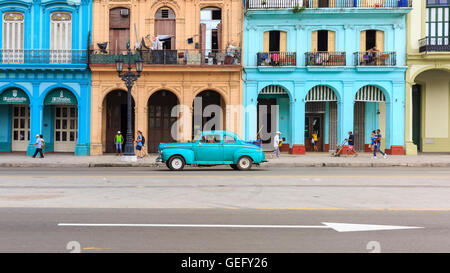 Scène de rue à La Havane - voitures et maisons aux couleurs vives dans le Paseo de Marti, La Vieille Havane, Cuba Banque D'Images