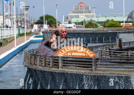 L'homme trempé sur log flume de Great Yarmouth Pleasure Beach Banque D'Images