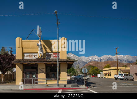 Shop dans la région de Lone Pine Owens Valley, Mount Whitney dans l'Est de la Sierra Nevada en Californie, États-Unis, à distance Banque D'Images