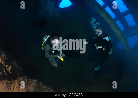 Deux garçons de scuba diver à l'intérieur de l'épave du Numidia, grand frère de corail, les îles Brothers, Red Sea, Egypt Banque D'Images