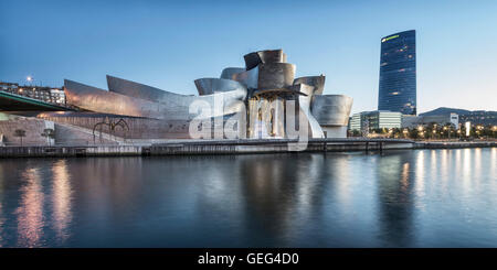 Panorama du Musée Guggenheim Bilbao , musée d'art moderne et contemporain , l'architecte Frank Gehry , Nervion, Bilbao, Ba Banque D'Images