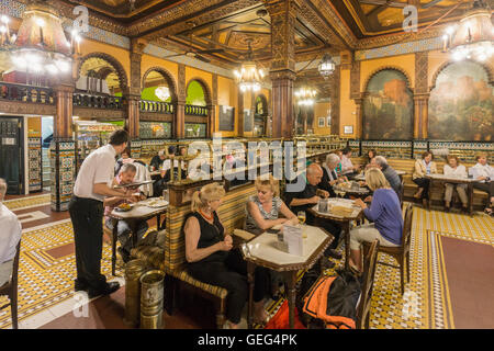 Intérieur de la Café Iruna historique fondé en 1903, Bilbao, Pays Basque, Espagne Banque D'Images