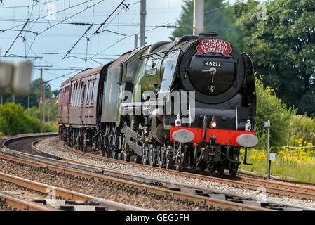 La princesse Elizabeth locomotive classe la duchesse de Sutherland le transport de la montagne de Cumbrie Express à la vitesse au franchissement Winwick Banque D'Images