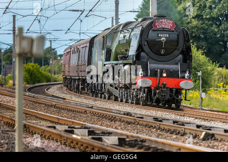 La princesse Elizabeth locomotive classe la duchesse de Sutherland le transport de la montagne de Cumbrie Express à la vitesse au franchissement Winwick Banque D'Images