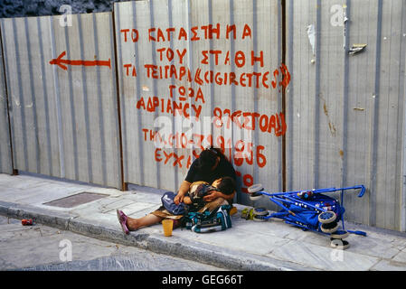 Les sans-abri mendiant avec enfant. Athènes. La Grèce. L'Europe Banque D'Images