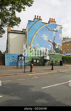 Fresque à Peckham par Walter Kershaw. Une version moderne de la Jacob Ruisdael's 'Paysage avec moulins à vent' partie de Dulwich Gallery. Banque D'Images