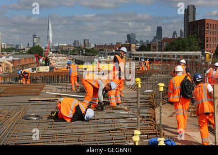 Construction d'une ligne ferroviaire dans la structure de l'autopont de Bermondsey, Londres, pour de nouvelles pistes dans l'élargissement de la Station London Bridge Banque D'Images