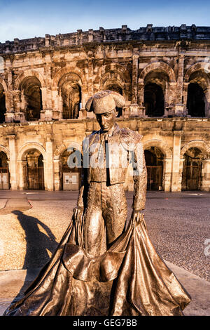 L'amphithéâtre romain, l'Arena, la Sculpture de Nimeno II, torero, Nîmes, Gard, Languedoc-Roussilon, France Banque D'Images