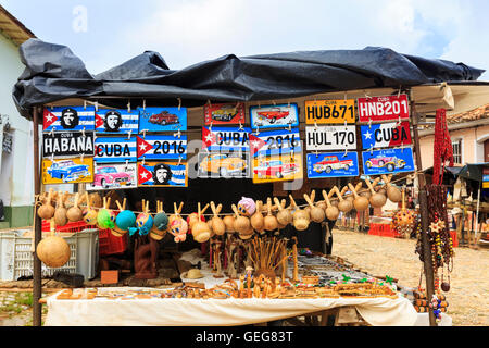 Cadeau souvenir artisanat vente de décrochage au marché de rue dans une place pavée historique, Trinidad, Cuba Banque D'Images