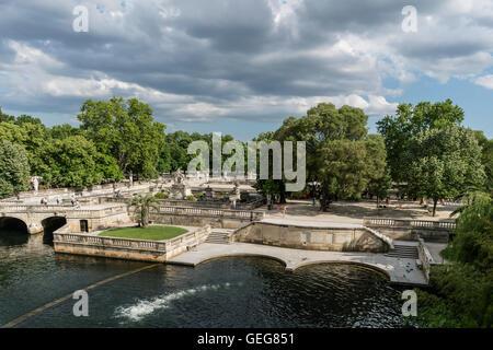 Le Nymphée avec sculptures dans le parc Les Jardins de la fontaine à Nimes, France Banque D'Images