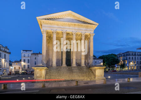 Maison Carrée , ancien temple romain , la Place de la Maison Carrée, Nîmes, Languedoc-Roussillon, Gard, France Banque D'Images