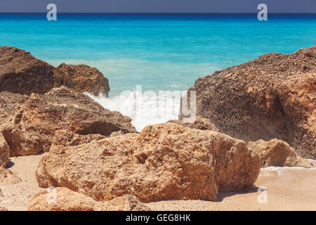 Kavalikefta beach, l'île de Lefkada, Grèce. Plage de rochers et mer bleu turquoise clair sur une journée ensoleillée, Close up. Banque D'Images