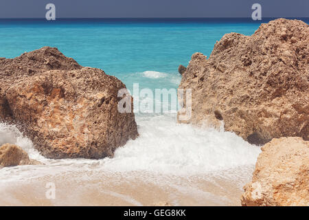 Plage de Kalamitsi, Mer Ionienne, l'île de Lefkada, Grèce. Détail de vagues déferlant sur la plage. Image aux tons Vintage Banque D'Images