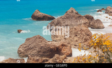 Kavalikefta beach l'île de Lefkada, Grèce. Vue pittoresque de plage rocheuse en été journée ensoleillée Banque D'Images