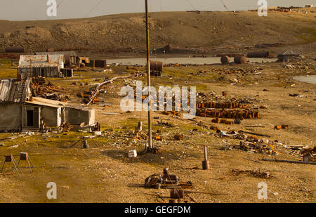 Ollapsing station polaire dans le Nord de l'île, l'île de Novaya Zemlya. Un grand nombre de barils de carburant abandonnés Banque D'Images