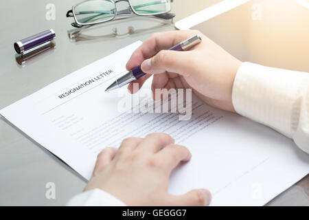 L'homme d'affaires examiner sa lettre de démission sur son bureau avant d'envoyer à son patron pour quitter un emploi. Démission lettre d'informations Banque D'Images