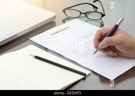 Lettre de démission de l'information avec stylo, crayon et lunettes. Banque D'Images