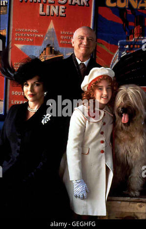 Joan Collins, George Hearn, Ashley Johnson Annie (Ashley) Johnsonr und ihr Vater Warbucks (George Hearn) kommen nach England, weil er dort Zum Ritter geschlagen werden soll. Warbucks ahnt noch nicht, dass die Lady Hogbottom boesartige (Joan Collins) nhi Banque D'Images