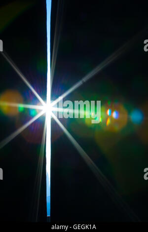 Du vrai objectif photographique poussée d'une lumière à travers une fente Banque D'Images